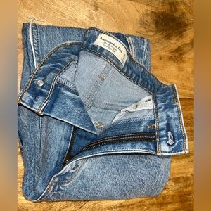 Abercrombie & Fitch The ‘90s Straight Ultra High Rise Jean Light Denim Wash